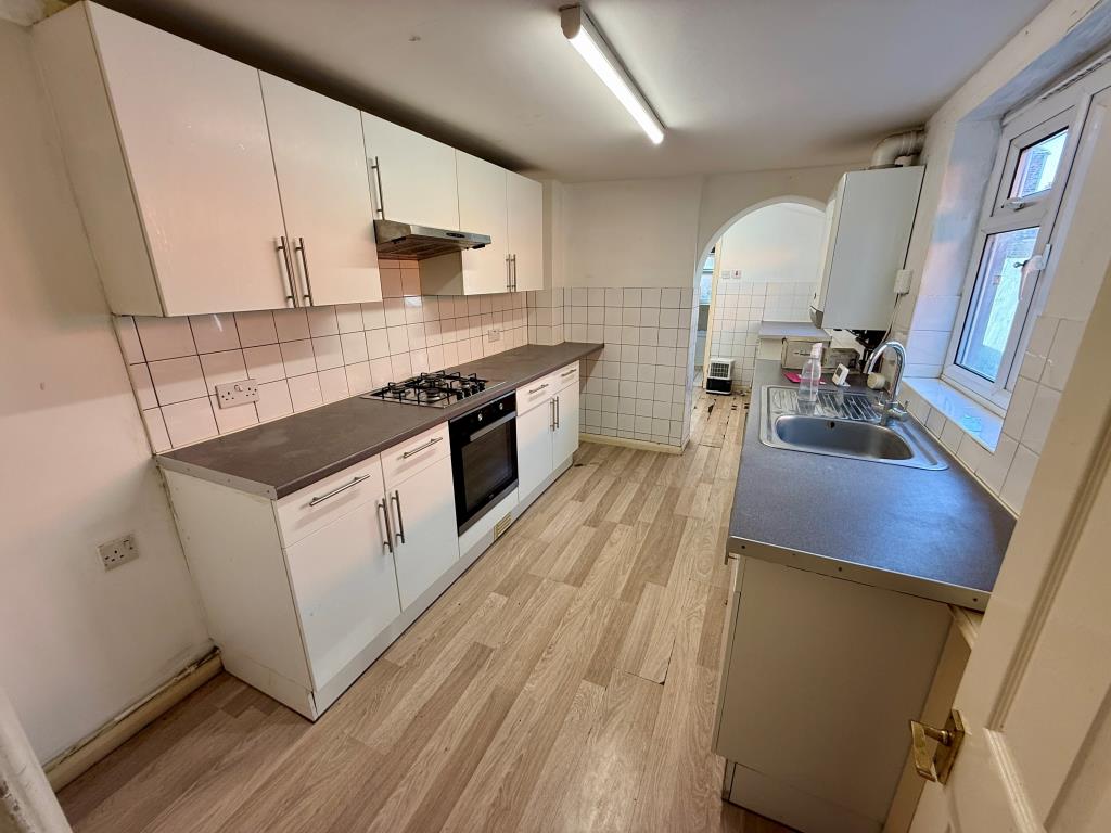 Lot: 23 - VACANT FOUR-BEDROOM HOUSE - Kitchen